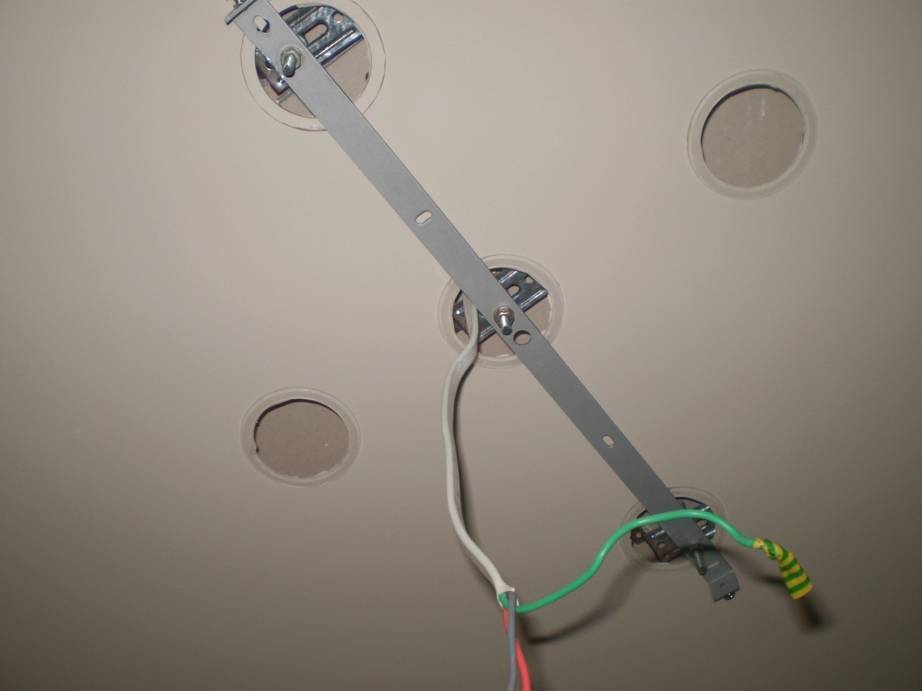 Как повесить люстру на натяжной потолок: видео и основные этапы