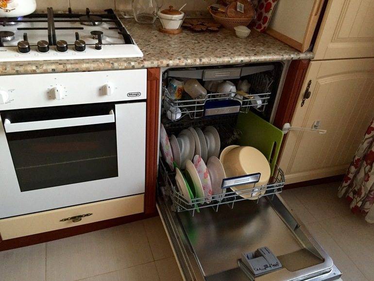 Можно ли ставить холодильник рядом с газовой плитой: на кухне возле электрической, какое минимальное расстояние должно быть между, как защитить, что проложить, перегородка