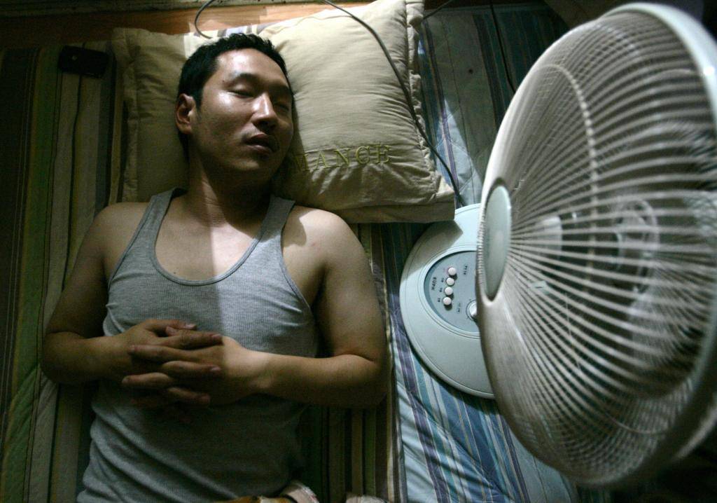 Можно ли в жару спать под вентилятором: мой опыт и последствия сна со включенным, фиксированным прибором, как поступить, чтобы все же не продуло