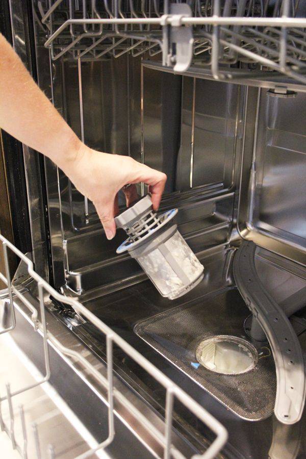 Почему посудомоечная машина постоянно сливает воду