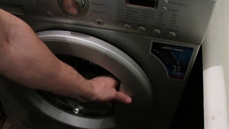 Не открывается дверь у стиральной машины самсунг после стирки: что делать, если сломалась с бельем внутри, как принудительно открыть?