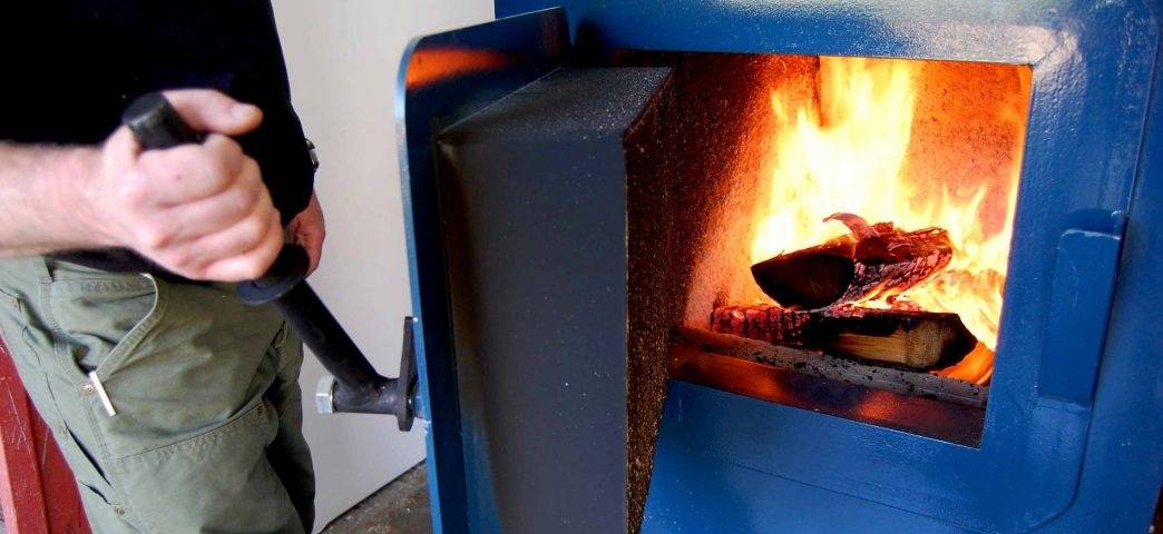 Как правильно топить дровами? 9 способов продлить горение дров, увеличить теплоотдачу и экономить дрова
