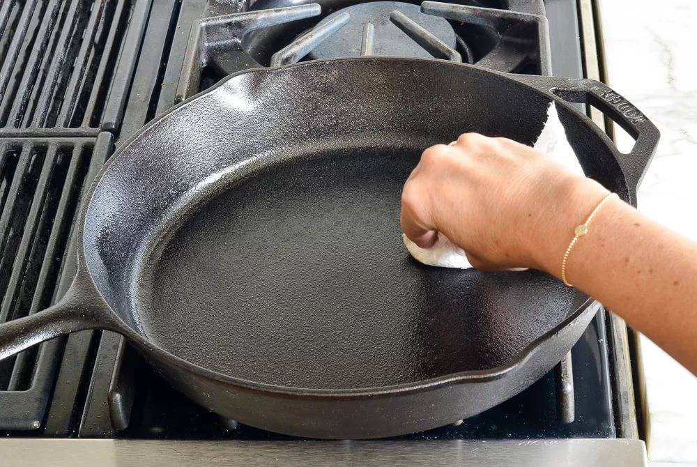 Как очистить (отмыть) сковороду от нагара в домашних условиях