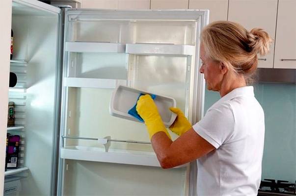 Чем отмыть холодильник снаружи: химия и народные средства