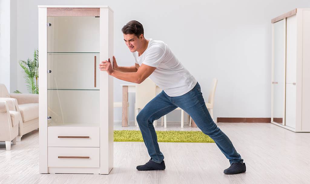 5 простых способов передвинуть шкаф, не разгружая его