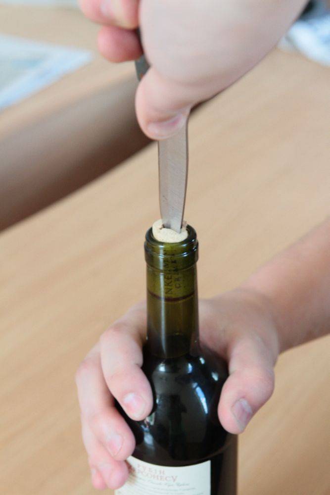 Как открыть вино без штопора, не разбив бутылку и не пролив нектар, умеете?