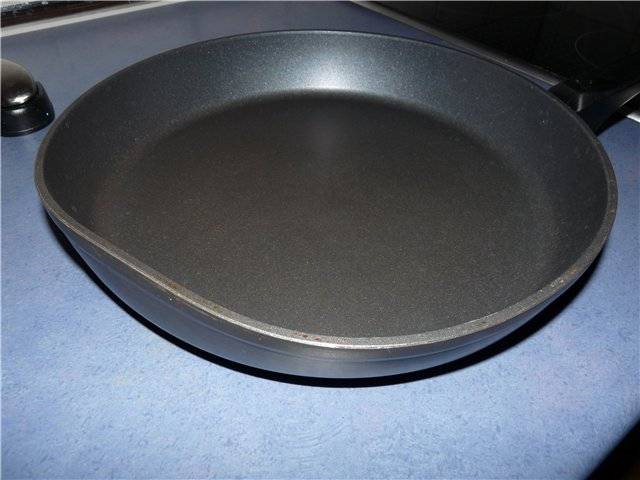 10 вещей не стоит делать с посудой из нержавеющей стали: резать еду в ней ножом