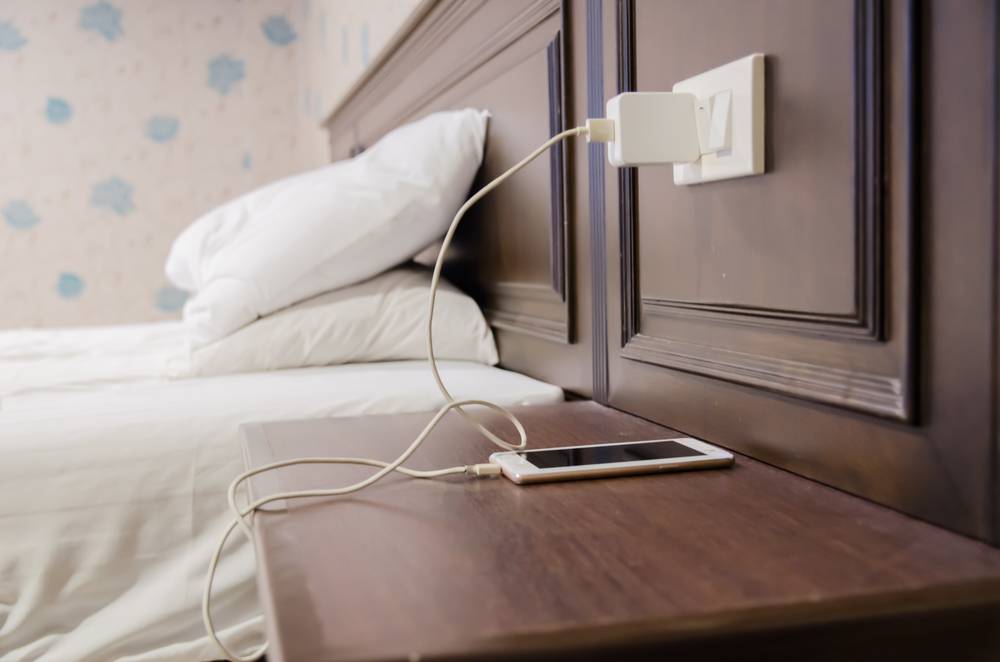 Можно ли спать рядом с телефоном, опасно ли это для здоровья