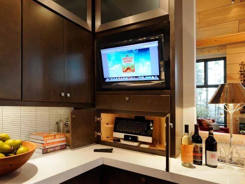 Телевизор на кухне: за и против