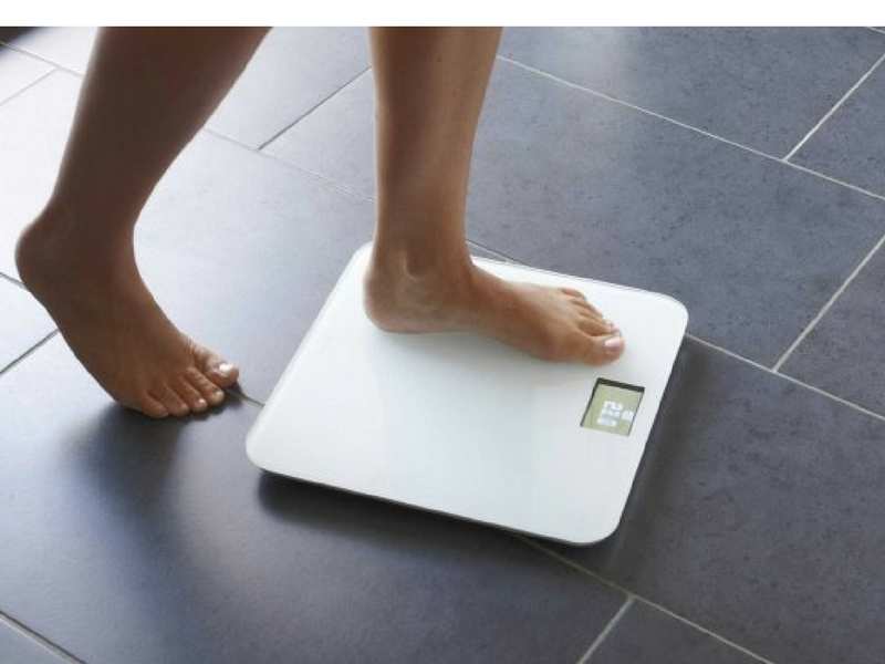 Почему электронные весы показывают разный вес: основные причины