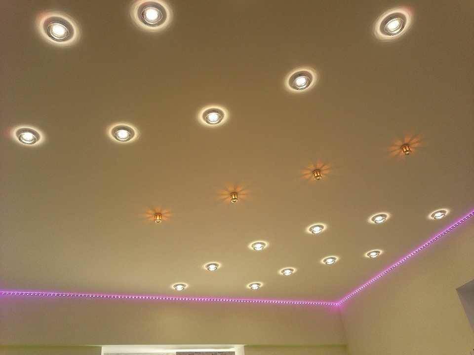 Как расположить светильники на натяжном потолке — с люстрой и без люстры