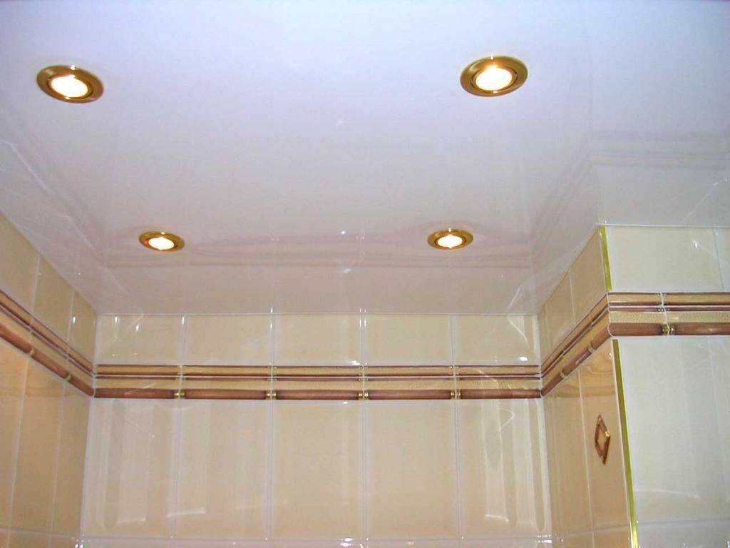 Натяжной потолок в ванной: плюсы и минусы, как правильно выбрать