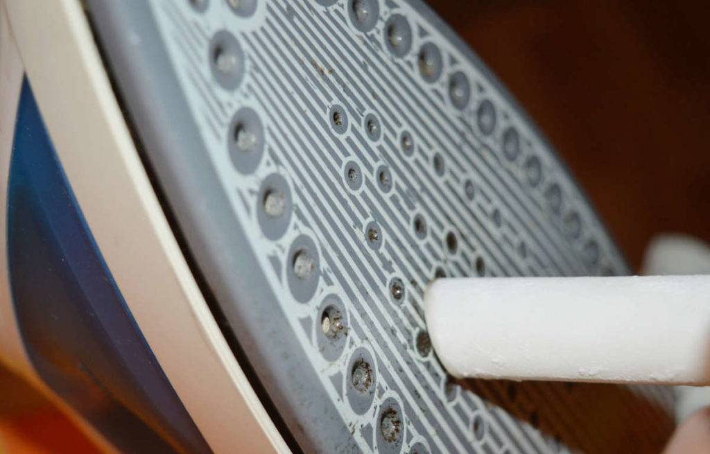 Как почистить утюг внутри: 8 надежных способов помыть прибор в домашних условиях от накипи и ржавчины