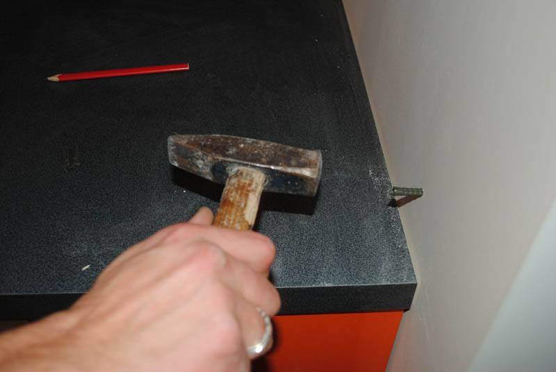 Как забить гвоздь в бетонную стену без помощи дрели или перфоратора