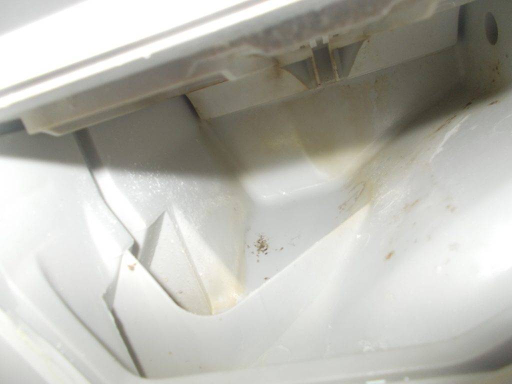 Как очистить от порошка лоток стиральной машины?