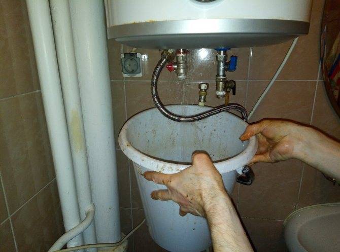 Почему в бойлере воняет вода, что делать, если горячая вода из водонагревателя пахнет сероводородом, как устранить запах?