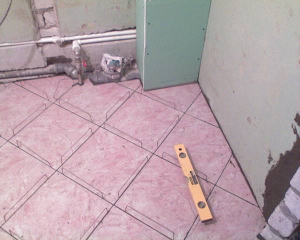 Подготовка и укладка плитки в туалете