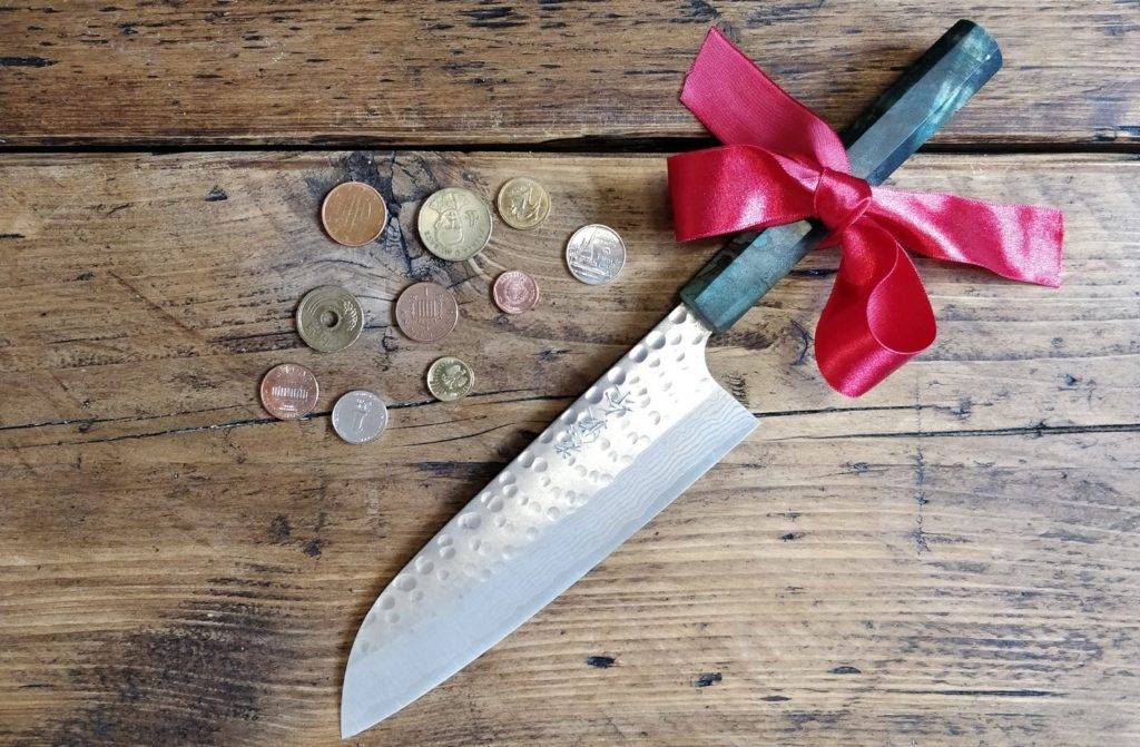 Почему нельзя дарить ножи в подарок на день рождения мужчине и женщине: примета о ножах