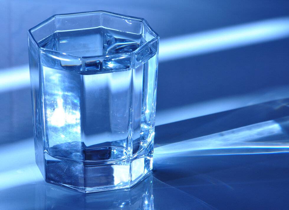 Почему нужно начинать свой день со стакана воды: 10 веских причин