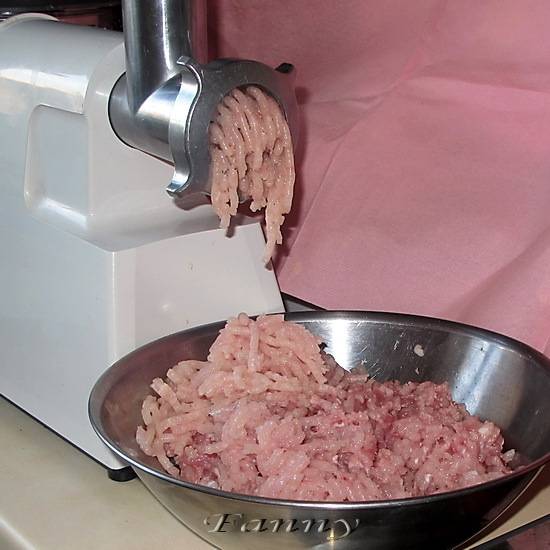Почему не прокручивается мясо в мясорубке, а выдавливается