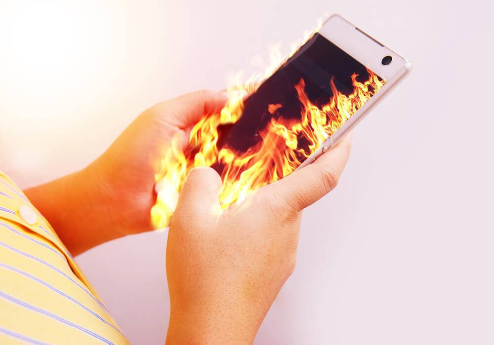 Зарядка сильно нагревается. Горящий смартфон. Смартфон горит. Сгорел смартфон. Смартфон в огне.
