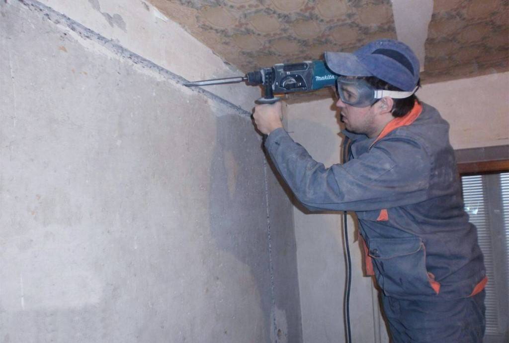 Штробление бетонных стен без пыли под проводку своими руками различными инструментами