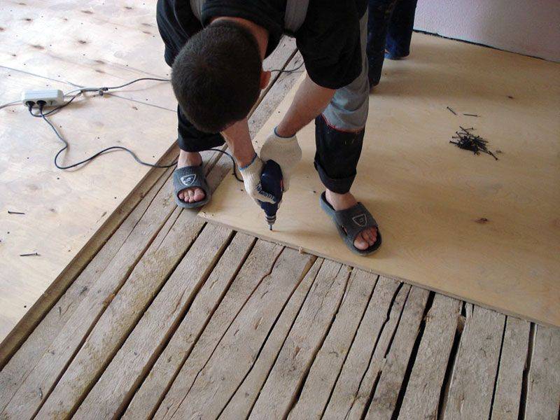 Как класть линолеум на деревянный пол без клея с подложкой в прихожей, на кухне и балконе?