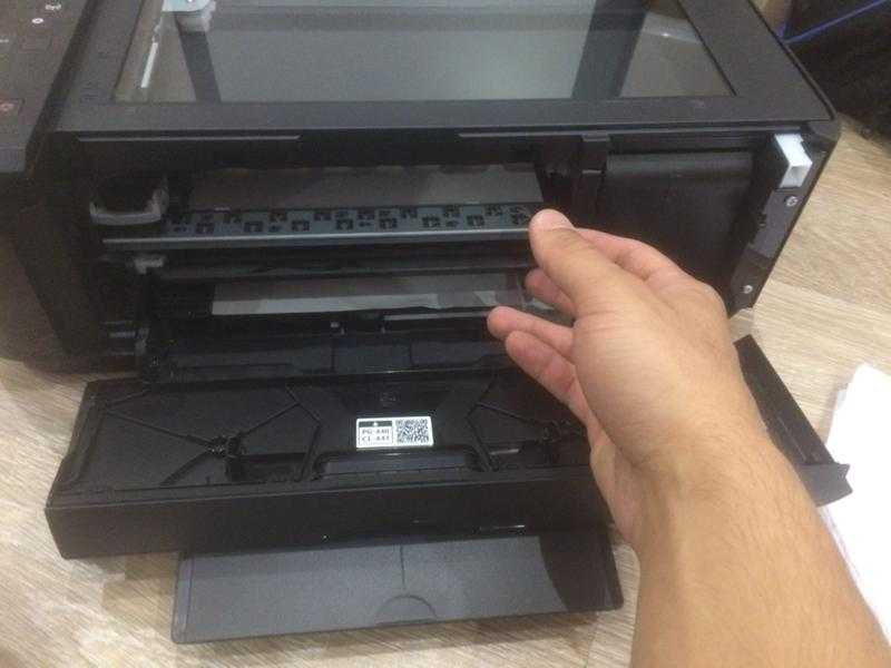 Как вытащить бумагу из принтера, если она застряла: что делать для устранения проблемы