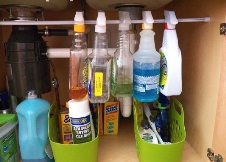 Как безопасно хранить бытовую химию на кухне и в ванной: рассказываем тонкости, о которых не все помнят