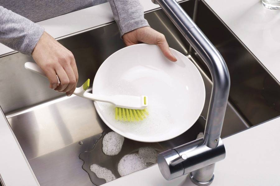 Как быстро помыть посуду из разного материала от нагара и жира в домашних условиях