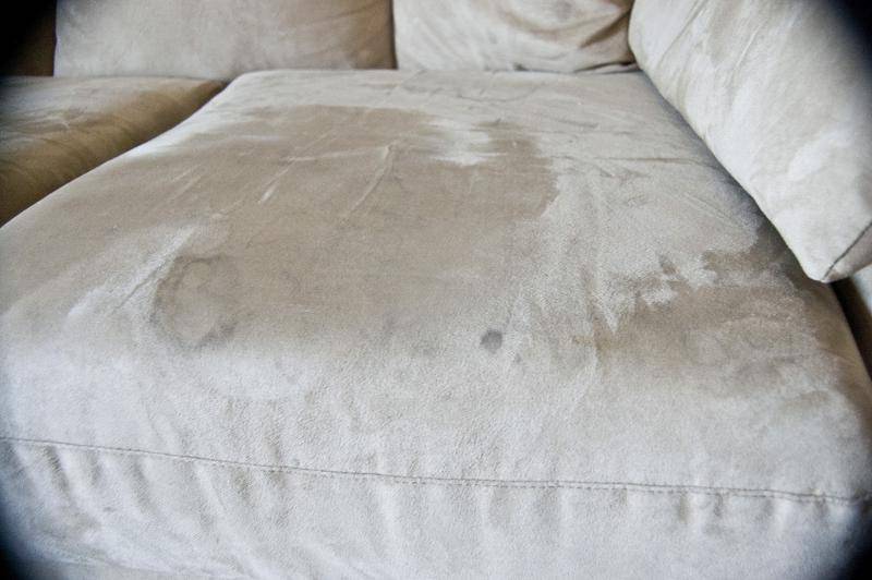 Как отмыть кровь с дивана из ткани в домашних условиях