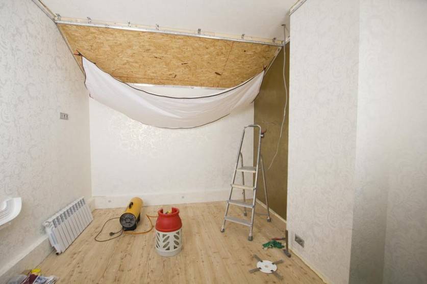 Можно ли натягивать потолок после поклейки обоев