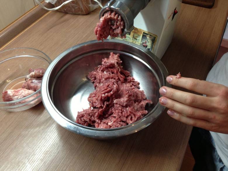 Почему в мясорубке чернеет мясо