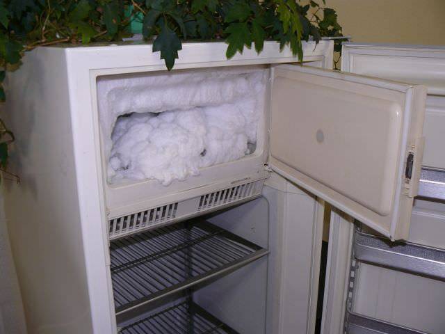 Причины, почему холодильник сильно морозит и как исправить