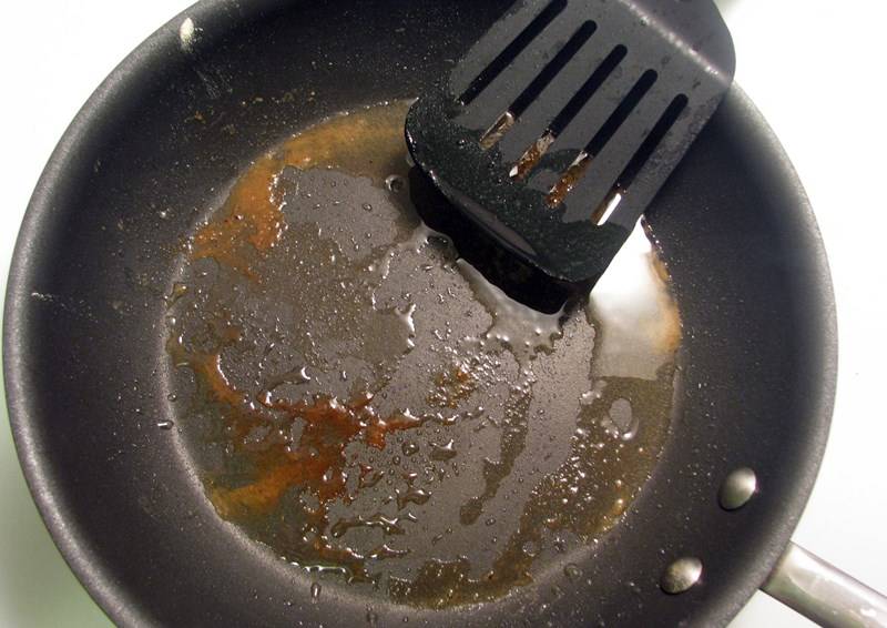 Как очистить сковороду от нагара в домашних условиях: как убрать старый и толстый слой жира, удалить гарь и черный налет с тефлонового, алюминиевого покрытия?