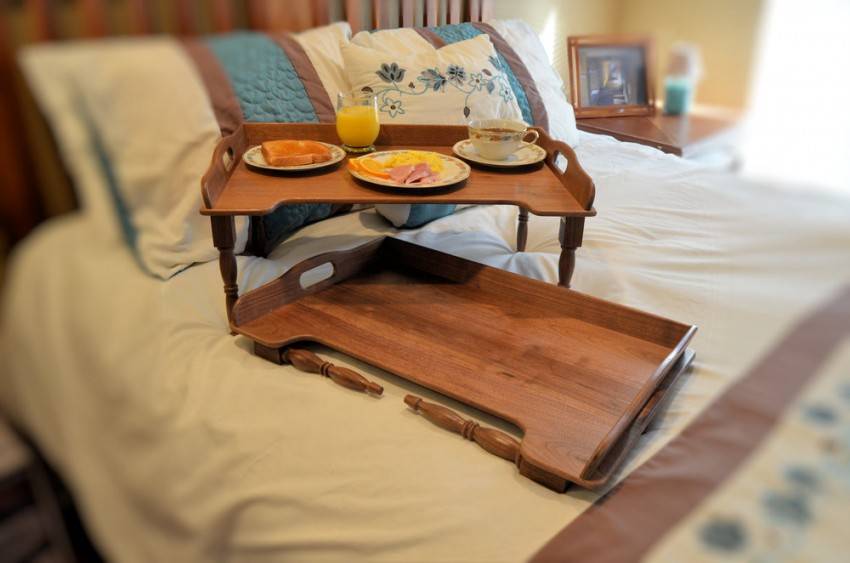 Столик для завтрака в постель своими руками: практичные модели для комфорта