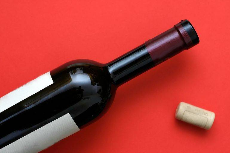 Можно ли открыть вино без использования штопора, эффективные методы