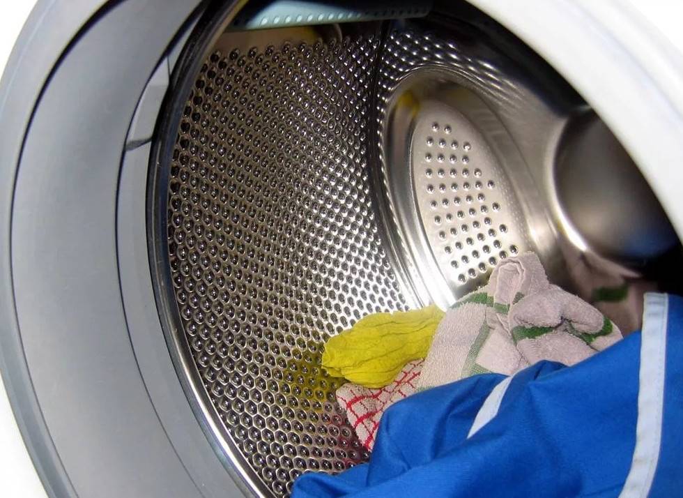 Почему полезно класть в стиральную машину влажную салфетку?