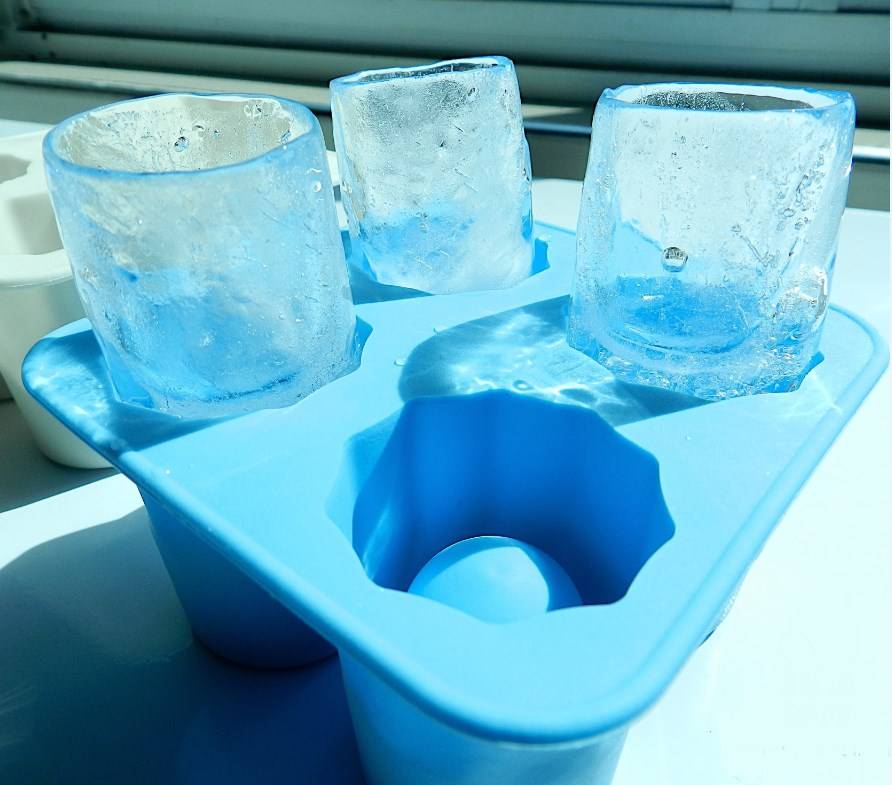 Как сделать лед в домашних условиях, если нет формочек?