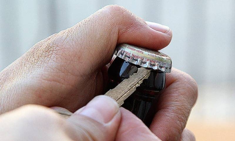 Как открыть бутылку без открывашки