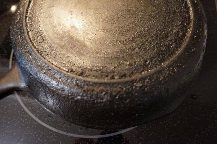 Как очистить чугунную сковороду: от многолетнего и чёрного нагара