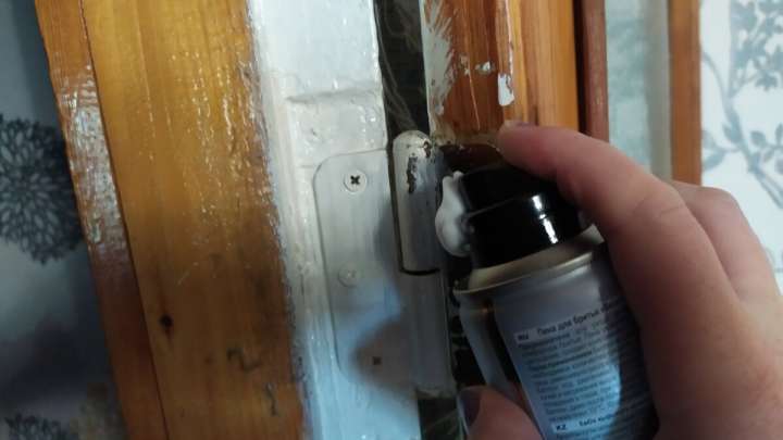 Инструкция, как не снимая дверь, смазать петли на двери в домашних условиях