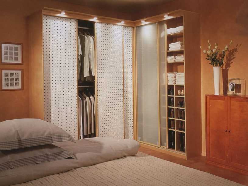 Шкаф-купе внутри в спальню с размерами (58 фото): внутреннее наполнение и дизайн угловой модели