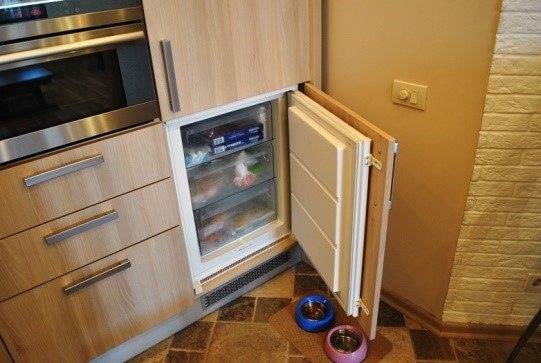 Как встроить холодильник в шкаф