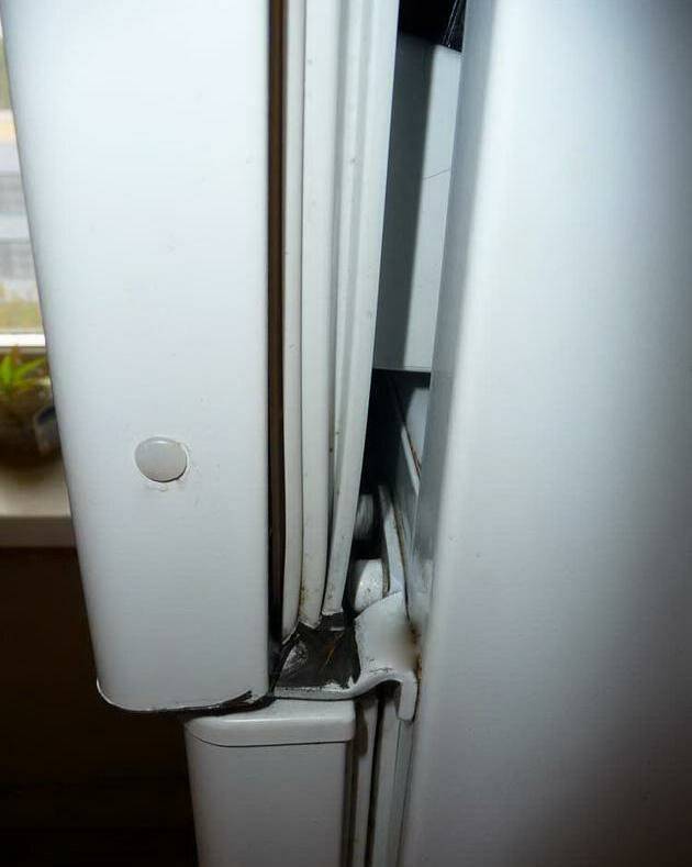Дверь холодильника не открывается, сильно присасывается