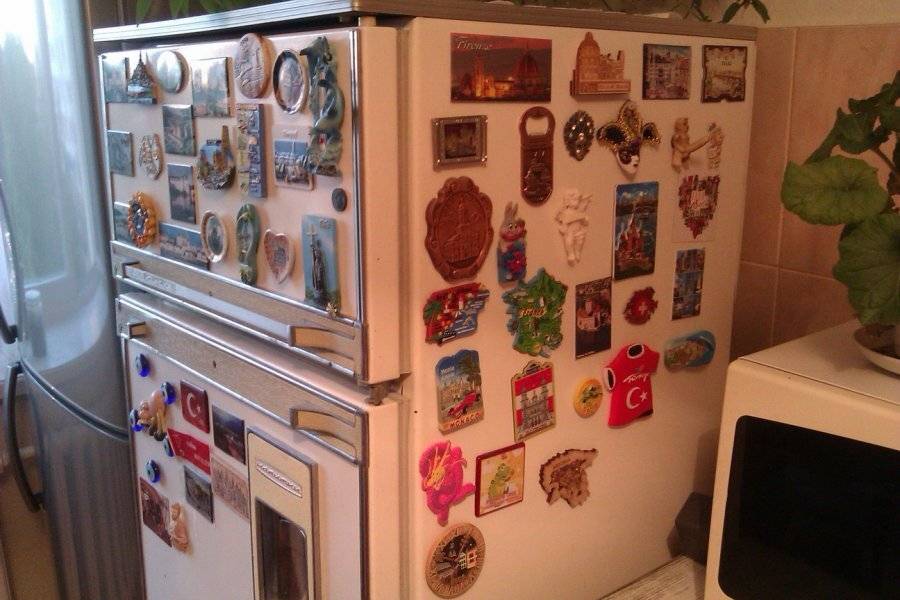 Почему нельзя вешать магниты на холодильник: что говорят приметы и врачи