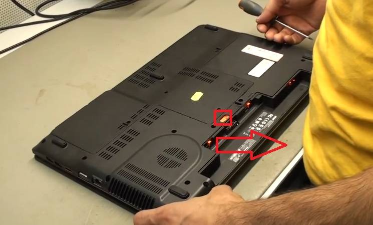 Как вытащить и заменить батарею ноутбука?