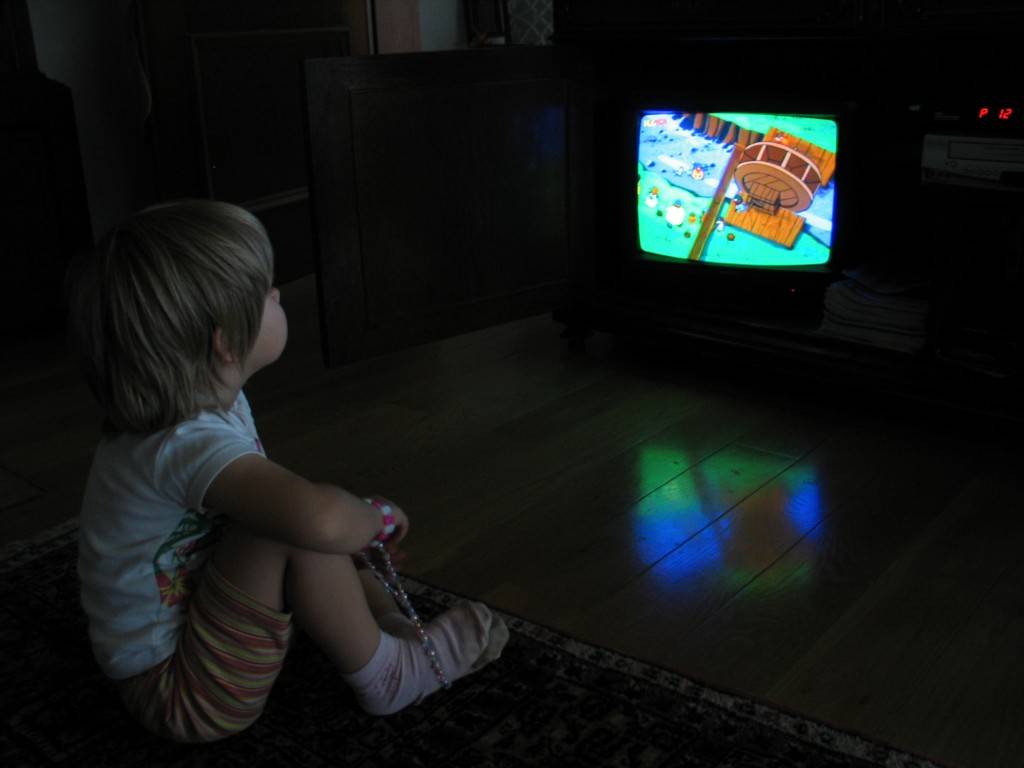 На каком расстоянии смотреть телевизор ребенку и взрослому