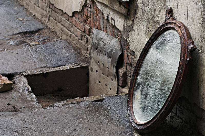 Как выбрасывать старые и разбитые зеркала