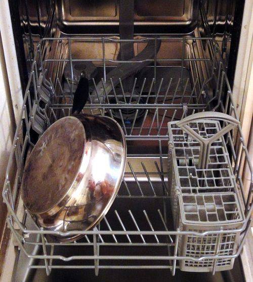 Можно мыть сковороду в посудомойке. Кастрюли в посудомойке. Кастрюля в посудомоечной машине. Посудомоечная машина для кастрюль и сковородок. Загрузка сковородок в посудомоечную машину.